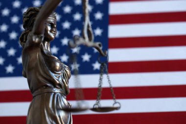 Amerika Birleşik Devletleri Hukuk ve Adalet Heykeli. ABD bayrağı yakın.