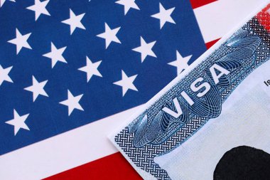 ABD VISA Amerika Birleşik Devletleri. Amerikan Turist ya da Yeşil Kart vizesi bayrak arka planında yakın plan