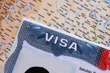 Amerika 'ya vize ve Amerika' ya bir seyahat. ABD haritasının arka planına sahip vize imzası kapat