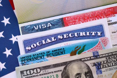 Yeşil Kart ABD daimi ikamet eden ABD. Sosyal güvenlik kartı, VISA Amerika Birleşik Devletleri. Elektronik Çeşitlilik Vize Piyango Sonuçları. Arka planda Amerikan bayrağı