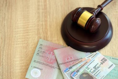 Alman geçici oturma kartında Yargıç Hammer yazıyor. Fiktionsbescheinigung ve Aufenthaltstitel