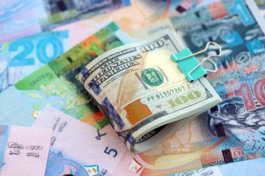 Kuveyt dinarı para birimi faturaları ve biz dolar banknotları kapatıyoruz. Ekonomi ve döviz kuru kavramı