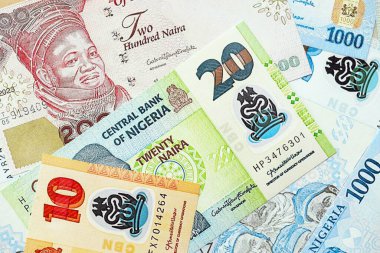 Nijerya naira para birimi. Mevcut banknotlar masanın üzerinde büyük miktarda yatıyor.