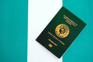 Nijerya pasaportu bayrağın üstünde. Vatandaşlık kavramı