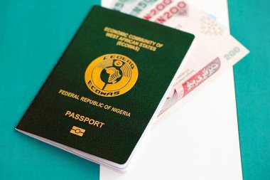Nijerya nairası para ve pasaport banknotları bayrağın üzerinde. Seyahat ve tatil kavramı