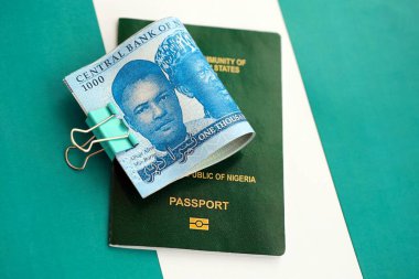 Nijerya nairası para ve pasaport banknotları bayrağın üzerinde. Seyahat ve tatil kavramı
