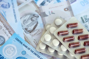 Birleşik Arap Emirlikleri kara para birimi faturaları ve ilaç hapları yakında. İlaç ve eczane kavramı