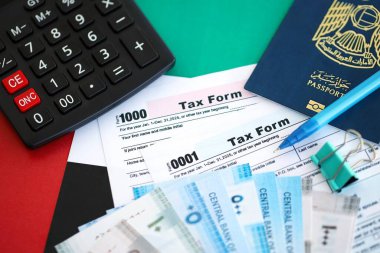 Birleşik Arap Emirlikleri kara para faturaları ve vergi formlu hesap makinesi. Vergi ve muhasebe kavramı