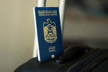 Birleşik Arap Emirlikleri pasaportu seyahat bagajında. Seyahat ve tatil kavramı