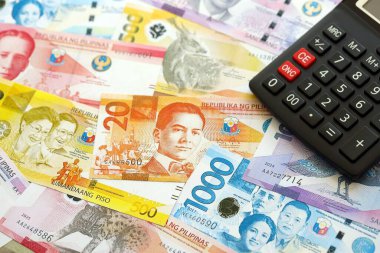 Filipinler Peso para birimi faturaları ve hesap makinesi kapanıyor. Vergilendirme ve para sayımı kavramı