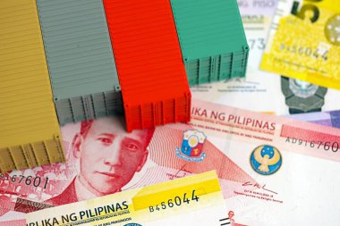 Filipinler Peso para birimi faturaları ve oyuncak kargo konteynerleri kapanıyor. Nakliye ve lojistik konsepti