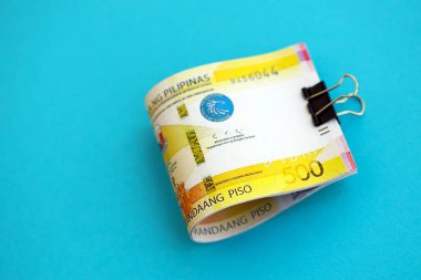 Filipinler pezosu banknotları büyük miktarda mavi üzerine yakın. Finans ve bankacılık kavramı