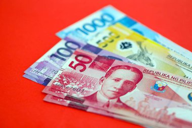 Filipinler Peso 'su para faturaları büyük miktarda kırmızıya yakın. Finans ve bankacılık kavramı