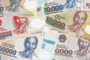 Vietnam dong para birimi faturaları. Mevcut banknotlar masanın üzerinde büyük miktarda yatıyor.