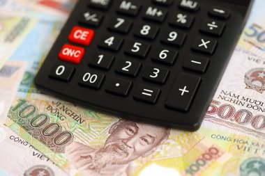 Vietnam dong para birimi faturaları ve hesap makinesi kapatılıyor. Vergilendirme ve para sayımı kavramı