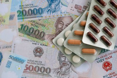 Vietnam dong para birimi faturaları ve ilaç hapları yakında. İlaç ve eczane kavramı
