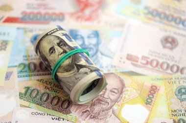 Vietnam dong para banknotları ve biz dolar banknotları yakın yakın. Ekonomi ve döviz kuru kavramı
