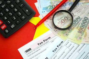 Vietnam çadırı para faturaları ve vergi formlu hesap makinesi yakın plan. Vergi ve muhasebe kavramı