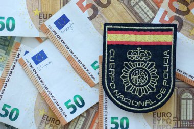 KYIV, UKRAINE - 6 EYLÜL 2025 İspanya Ulusal Polis Teşkilatı büyük miktardaki avroluk banknotlara yama yaptı