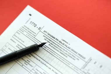 KYIV, UKRAINE - 27 Ocak 2024 Endonezya vergi formu 1770-2 Bireysel Gelir Vergisi İadesi ve kalem