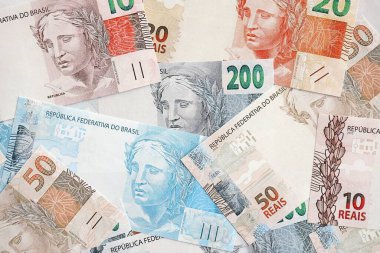 Brezilya Reais banknotları. Mevcut Brezilya gerçek para faturaları masada büyük miktarda yatıyor. Brezilya 'da iş ve yatırım kavramı