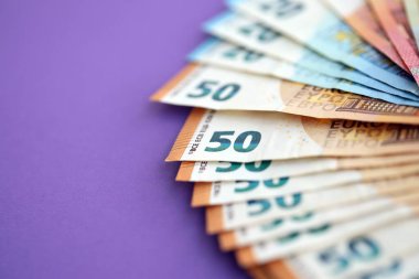 Avrupa para birimi banknotlarının büyük bir kısmı mor renkli masaya yakın. Avrupa 'da iş ve gelir kavramı