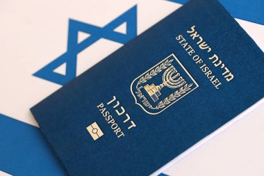 İsrail pasaportu bayrağın üstünde. İsrail 'in şu anki biyometrik geçidi bayrağa yakın duruyor. İsrail 'de vatandaşlık kavramı