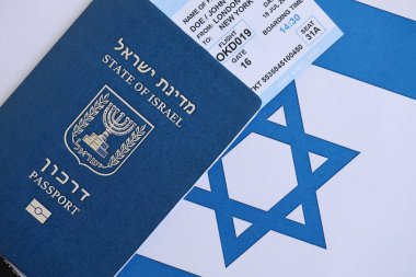 İsrail pasaportu ve bayrak üstünde biletler. İsrail 'in şu anki biyometrik geçidi bayrağa yakın duruyor. İsrail 'de seyahat ve tatil kavramı