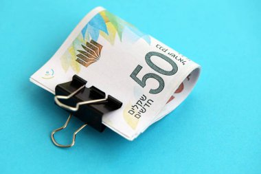 Israel New Shekels banknotları mavi arka planda. İsrail 'in şu anki para banknotları büyük oranda mavi üzerine yatar. İsrail 'de iş ve yatırım kavramı