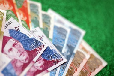 Pakistan parlayan yeşil arka planda banknotlar halinde. Pakistan 'ın mevcut para faturaları büyük miktarda masada yatıyor. Pakistan 'da iş ve yatırım kavramı