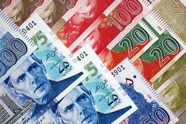 Pakistan banknotları kapanıyor. Pakistan 'ın mevcut para faturaları büyük miktarda masada yatıyor. Pakistan 'da iş ve yatırım kavramı