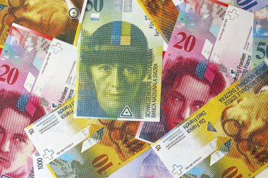 İsviçre frangı banknotları. Mevcut frank para faturaları büyük miktarda masada yatıyor. İsviçre 'de iş ve yatırım kavramı