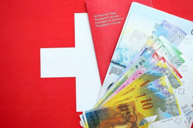 İsviçre frangı banknotları ve bayrak üzerinde biletleri olan pasaport. Mevcut para faturaları ve biyometrik geçiş bayrağın üzerinde. İsviçre 'de seyahat ve tatil kavramı