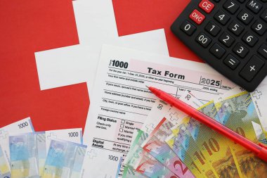 İsviçre frangı banknotları ve vergi formları. Mevcut para faturaları vergi formu ve bayraklarda yatıyor. İsviçre 'de vergilendirme kavramı