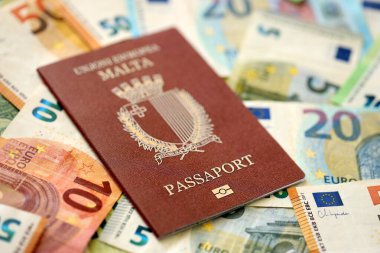Malta pasaportu büyük miktarda avroya yakın para banknotlarında yatıyor. Avrupa 'da zengin yaşam ve seyahat kavramı
