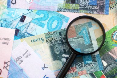Kuveyt dinarı para birimi faturaları ve büyüteç yakın çekim. Finansal izleme ve vergilendirme kavramı