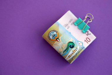 Kuveyt dinarı banknotları büyük miktarda mora yakın. Finans ve bankacılık kavramı