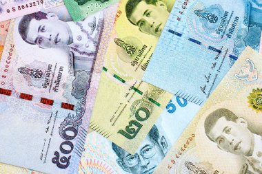 Tayland baht para birimi faturaları. Mevcut banknotlar masanın üzerinde büyük miktarda yatıyor.