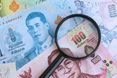 Tayland baht para birimi faturaları ve büyüteç yakın çekim. Finansal izleme ve vergilendirme kavramı