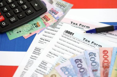 Tayland baht para faturaları ve vergi formlu hesap makinesi. Vergi ve muhasebe kavramı