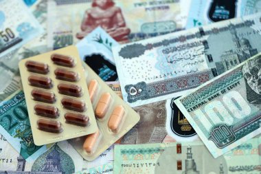 Mısır para birimi faturaları ve ilaç hapları yakında. İlaç ve eczane kavramı