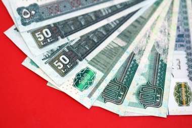 Mısır 'a ait para banknotları kırmızı olana çok yakın. Finans ve bankacılık kavramı