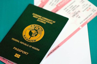 Nijerya pasaportu ve uçak biletleri. Seyahat ve tatil kavramı