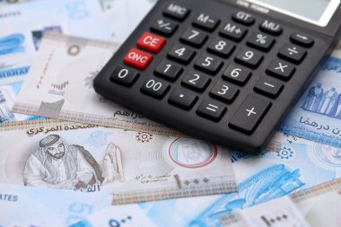 Birleşik Arap Emirlikleri kara para birimi faturaları ve hesap makinesi kapanıyor. Vergilendirme ve para sayımı kavramı