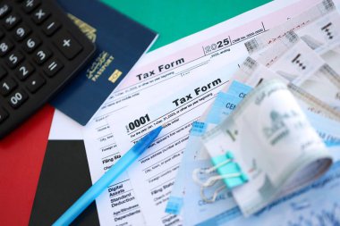 Birleşik Arap Emirlikleri kara para faturaları ve vergi formlu hesap makinesi. Vergi ve muhasebe kavramı