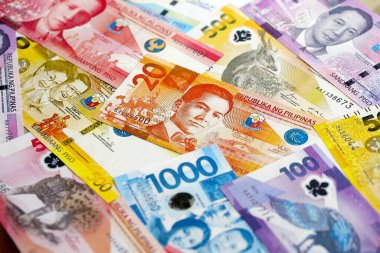 Filipinler Peso para birimi faturaları. Mevcut banknotlar masanın üzerinde büyük miktarda yatıyor.