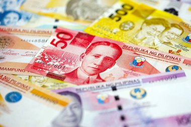 Filipinler Peso para birimi faturaları. Mevcut banknotlar masanın üzerinde büyük miktarda yatıyor.