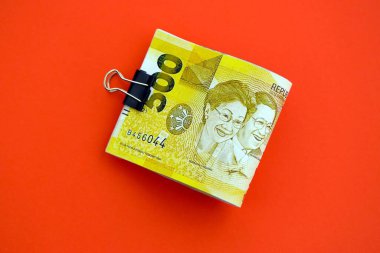 Filipinler Peso 'su para faturaları büyük miktarda kırmızıya yakın. Finans ve bankacılık kavramı