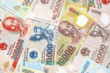 Vietnam dong para birimi faturaları. Mevcut banknotlar masanın üzerinde büyük miktarda yatıyor.