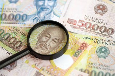Vietnam dong para birimi faturaları ve büyüteç yakın çekim. Finansal izleme ve vergilendirme kavramı